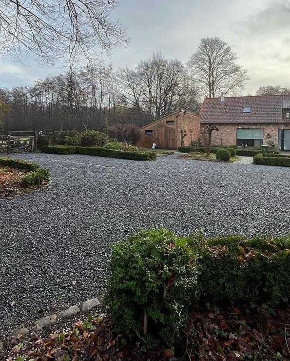Plaatsing waterleiding en nieuwe laag Grijze Kalksteen 
